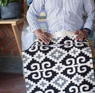 Tapete con greca clásica en blanco y negro